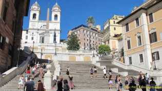 Wenige Menschen stehen an der Spanischen Treppe in Rom Wenige Menschen stehen an der Spanischen Treppe in Rom