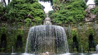 Der Ovato-Brunnen im Hanggarten der Villa d'Este Der Ovato-Brunnen im Hanggarten der Villa d'Este