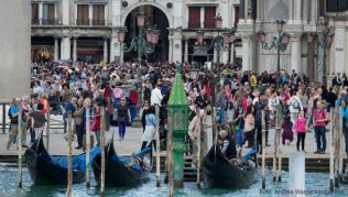 Die großen Besucherzahlen hinterlassen in Venedig einige Spuren. Um die Stadt besser instandhalten zu können, sollen die Gäste künftig ein «Eintrittsgeld» zahlen Die großen Besucherzahlen hinterlassen in Venedig einige Spuren. Um die Stadt besser instandhalten zu können, sollen die Gäste künftig ein «Eintrittsgeld» zahlen