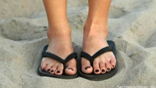 Für den Strand sind Flipflops sicherlich ein angemessenes Schuhwerk. Für Wanderungen sind sie jedoch weniger geeignet. Im Nationalpark Cinque Terre in Italien sollen sie daher verboten werden Für den Strand sind Flipflops sicherlich ein angemessenes Schuhwerk. Für Wanderungen sind sie jedoch weniger geeignet. Im Nationalpark Cinque Terre in Italien sollen sie daher verboten werden