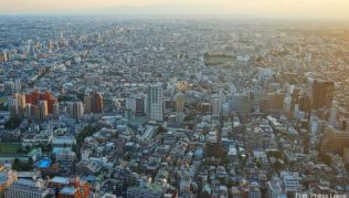 Ausblick über das sommerheiße Tokio: Es liegt auch an der Architektur der Stadt, dass die Temperaturen im Juli und August so hoch sind Ausblick über das sommerheiße Tokio: Es liegt auch an der Architektur der Stadt, dass die Temperaturen im Juli und August so hoch sind