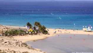 Fuerteventura hat schöne Strände - und viel Wind. Daher kommen auch Windsurfer gerne Fuerteventura hat schöne Strände - und viel Wind. Daher kommen auch Windsurfer gerne