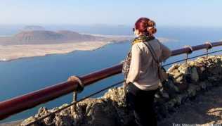 Der Aussichtspunkt Mirador del Río bietet eine hervorragende Sicht auf die See und die benachbarten, kleinen Inseln Der Aussichtspunkt Mirador del Río bietet eine hervorragende Sicht auf die See und die benachbarten, kleinen Inseln