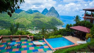 Der spektakuläre Ausblick von der bunten Poolterrasse des »Samfi Gardens« ist der Knaller Der spektakuläre Ausblick von der bunten Poolterrasse des »Samfi Gardens« ist der Knaller