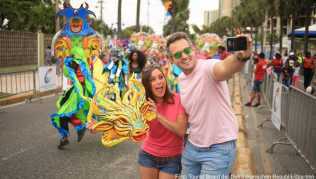 Selfie mit Drachenkopf: Die Umzüge beim Karneval in der Dominikanischen Republik ziehen Touristen an Selfie mit Drachenkopf: Die Umzüge beim Karneval in der Dominikanischen Republik ziehen Touristen an