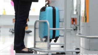 Die neuen Handgepäck-Regeln von Ryanair und Wizz Air sehen vor, dass Reisende im Standardtarif nur eine kleine Tasche ohne Aufpreis mit an Bord nehmen können. Rollkoffer kosten extra Die neuen Handgepäck-Regeln von Ryanair und Wizz Air sehen vor, dass Reisende im Standardtarif nur eine kleine Tasche ohne Aufpreis mit an Bord nehmen können. Rollkoffer kosten extra