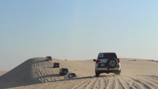 Die Wüste nahe Doha (Katar). Das Land will das Naturschutzgebiet Khor Al-Adaid im Südosten der Halbinsel für den Camping- und Tagestourismus ausbauen Die Wüste nahe Doha (Katar). Das Land will das Naturschutzgebiet Khor Al-Adaid im Südosten der Halbinsel für den Camping- und Tagestourismus ausbauen
