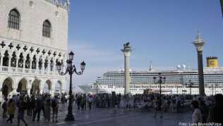 Kreuzfahrtriesen sollen ab dem 1. August nicht mehr durch Teile der Lagune in Venedig fahren Kreuzfahrtriesen sollen ab dem 1. August nicht mehr durch Teile der Lagune in Venedig fahren