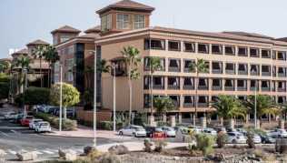 Das wegen Coronavirus-Fällen unter Quarantäne gestellte Hotel auf Teneriffa ist weiterhin durch die Polizei abgeriegelt. Den Betroffenen entstehen dadurch aber keine Zusatzkosten Das wegen Coronavirus-Fällen unter Quarantäne gestellte Hotel auf Teneriffa ist weiterhin durch die Polizei abgeriegelt. Den Betroffenen entstehen dadurch aber keine Zusatzkosten
