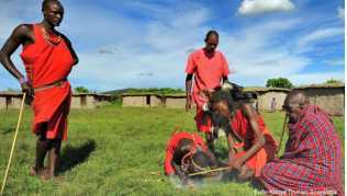 Die Massai tragen traditionell rote Gewänder und sind in Kenia eine echte Touristenattraktion Die Massai tragen traditionell rote Gewänder und sind in Kenia eine echte Touristenattraktion