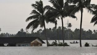 Der südindische Bundesstaat Kerala wurde im August von sintflutartigen Regenfällen heimgesucht. Noch ist die Infrastruktur nicht vollständig wieder hergestellt Der südindische Bundesstaat Kerala wurde im August von sintflutartigen Regenfällen heimgesucht. Noch ist die Infrastruktur nicht vollständig wieder hergestellt