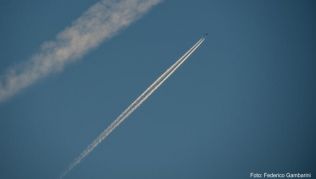 Wenn Flugzeuge weiße Streifen hinter sich herziehen, heißt das nicht unbedingt, dass sie Kerosin ablassen Wenn Flugzeuge weiße Streifen hinter sich herziehen, heißt das nicht unbedingt, dass sie Kerosin ablassen