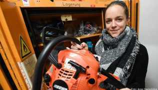 Rike Krüger, stellvertretende Leiterin des Fundbüros am Flughafen Frankfurt, zeigt eine Kettensäge. Unter den abgegebenen Gegenständen sind auch einige skurrile Schätze Rike Krüger, stellvertretende Leiterin des Fundbüros am Flughafen Frankfurt, zeigt eine Kettensäge. Unter den abgegebenen Gegenständen sind auch einige skurrile Schätze