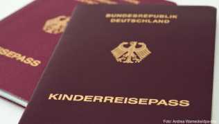 Mit einem Kinderreisepass können Kinder zwar in Südafrika einreisen - der Pass darf allerdings nicht verlängert worden sein Mit einem Kinderreisepass können Kinder zwar in Südafrika einreisen - der Pass darf allerdings nicht verlängert worden sein