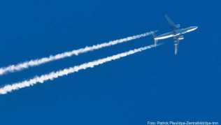 Auf jedem Flug wird CO2 ausgestoßen. Wer als Ausgleich zum Klimaschutz beitragen möchte, kann über eine Kompensationszahlung in Klimaschutzprojekte investieren Auf jedem Flug wird CO2 ausgestoßen. Wer als Ausgleich zum Klimaschutz beitragen möchte, kann über eine Kompensationszahlung in Klimaschutzprojekte investieren