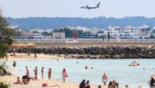 Hauptsache Strand, warm und günstig: Wenn es um die Planung des Urlaubs geht, spielen mögliche Auswirkungen auf die Umwelt für viele bislang keine Rolle Hauptsache Strand, warm und günstig: Wenn es um die Planung des Urlaubs geht, spielen mögliche Auswirkungen auf die Umwelt für viele bislang keine Rolle
