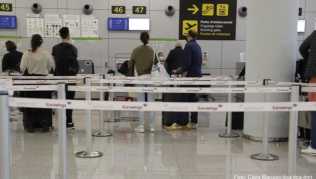 Urlauber am Check-in-Schalter auf dem Flughafen von Palma: Wer derzeit nach Mallorca fliegt, muss vor der Rückkehr nach Deutschland einen Coronatest machen Urlauber am Check-in-Schalter auf dem Flughafen von Palma: Wer derzeit nach Mallorca fliegt, muss vor der Rückkehr nach Deutschland einen Coronatest machen