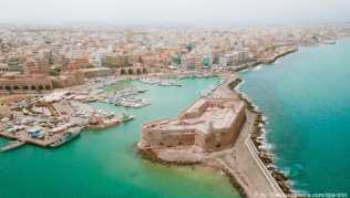 Heraklion von oben: Kretas Hauptstadt bietet viele Sehenswürdigkeiten und ist auch in der Nebensaison ein lohnenswertes Ausflugsziel für Touristen Heraklion von oben: Kretas Hauptstadt bietet viele Sehenswürdigkeiten und ist auch in der Nebensaison ein lohnenswertes Ausflugsziel für Touristen