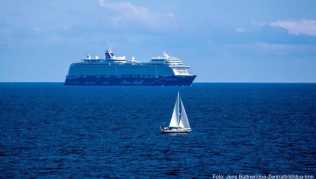 Reisen sind derzeit praktisch kaum möglich - doch Tui Cruises ist mit der «Mein Schiff 1» und «2» rund um die Kanaren unterwegs Reisen sind derzeit praktisch kaum möglich - doch Tui Cruises ist mit der «Mein Schiff 1» und «2» rund um die Kanaren unterwegs