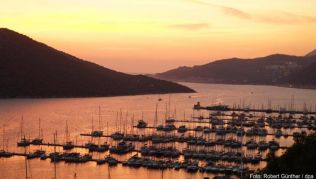 Die Türkei mit seinen Mittelmeerstränden ist eines der beliebtesten Reiseziele der Deutschen - doch viele Kreuzfahrt-Reedereien fahren das Land weiterhin nicht an Die Türkei mit seinen Mittelmeerstränden ist eines der beliebtesten Reiseziele der Deutschen - doch viele Kreuzfahrt-Reedereien fahren das Land weiterhin nicht an