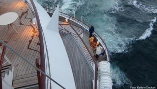 Sie suchten Komfort und Luxus auf hoher See, doch sie fanden den Tod. Jedes Jahr verschwinden mehr als 20 Menschen an Bord von Kreuzfahrtschiffen Sie suchten Komfort und Luxus auf hoher See, doch sie fanden den Tod. Jedes Jahr verschwinden mehr als 20 Menschen an Bord von Kreuzfahrtschiffen