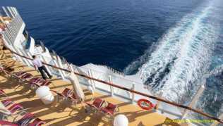 Kreuzfahrten verursachen oft einen hohen CO2-Ausstoß - die «Aida Nova» ist dagegen das erste Schiff mit einem weniger umweltschädlichen Flüssiggas-Antrieb (LNG) Kreuzfahrten verursachen oft einen hohen CO2-Ausstoß - die «Aida Nova» ist dagegen das erste Schiff mit einem weniger umweltschädlichen Flüssiggas-Antrieb (LNG)