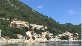 In Sobra legen die Fähren an, die Touristen vom Festland nach Mljet bringen In Sobra legen die Fähren an, die Touristen vom Festland nach Mljet bringen