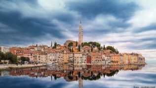 In der kroatischen Hafenstadt Rovinj stehen die Häuser dicht gedrängt am Wasser In der kroatischen Hafenstadt Rovinj stehen die Häuser dicht gedrängt am Wasser