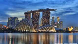 Das schiffsförmige Hotel «Marina Bay Sands» mit seinem Infinity-Pool auf dem Dach ist ein Wahrzeichen Singapurs Das schiffsförmige Hotel «Marina Bay Sands» mit seinem Infinity-Pool auf dem Dach ist ein Wahrzeichen Singapurs
