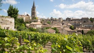 Welcher Wein nun tatsächlich der Beste der Welt sei, an dieser Frage scheiden sich die Geister. Der Wein aus dem Weinbaugebiet rund um Bordeaux gehört zweifelsohne zu den beliebtesten Weinen der Welt Welcher Wein nun tatsächlich der Beste der Welt sei, an dieser Frage scheiden sich die Geister. Der Wein aus dem Weinbaugebiet rund um Bordeaux gehört zweifelsohne zu den beliebtesten Weinen der Welt