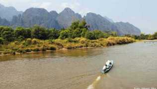 Bootspartie auf dem Xong River bei Vang Vieng. Der Ort ist von schroffen Karstbergen umgeben Bootspartie auf dem Xong River bei Vang Vieng. Der Ort ist von schroffen Karstbergen umgeben