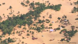 Nach dem Bruch des Damms Xepian-Xe Nam Noy sind in Laos Tausende Häuser und Wohnungen weggespült worden Nach dem Bruch des Damms Xepian-Xe Nam Noy sind in Laos Tausende Häuser und Wohnungen weggespült worden