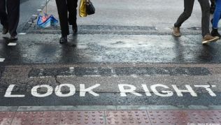 Eine «Look right»-Markierung für «schauen sie rechts» weist in Großbritannien Urlauber darauf hin, dass im Land Linksverkehr herrscht Eine «Look right»-Markierung für «schauen sie rechts» weist in Großbritannien Urlauber darauf hin, dass im Land Linksverkehr herrscht