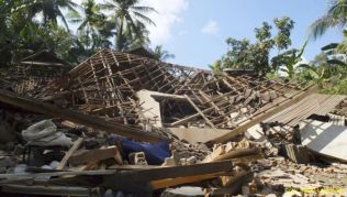 Vom Erdbeben beschädigte Häuser im Norden der Insel Lombok Vom Erdbeben beschädigte Häuser im Norden der Insel Lombok