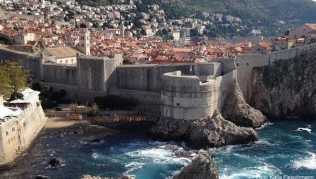 Von der Festung Lovrijenac aus hat man einen wundervollen Blick auf die Bucht und die Altstadt Dubrovniks Von der Festung Lovrijenac aus hat man einen wundervollen Blick auf die Bucht und die Altstadt Dubrovniks