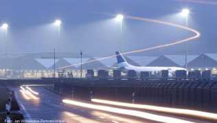 Flughafenbetreiber und Fluggesellschaften wollen bis 2050 klimaneutral werden - mit Einsparungen durch technologische Verbesserungen bei Flugzeugen und umweltfreundlichere Treibstoffe. Für Umweltschützer ist das ein Mogelpackung Flughafenbetreiber und Fluggesellschaften wollen bis 2050 klimaneutral werden - mit Einsparungen durch technologische Verbesserungen bei Flugzeugen und umweltfreundlichere Treibstoffe. Für Umweltschützer ist das ein Mogelpackung