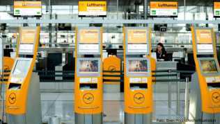 Leere Check-In-Schalter und Check-In-Automaten der Lufthansa Leere Check-In-Schalter und Check-In-Automaten der Lufthansa