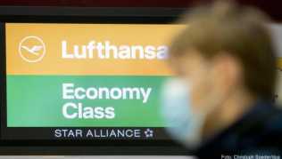 Wer an Bord einer Lufthansa-Maschine keine Maske tragen möchte, braucht künftig nicht nur ein Attest, sondern auch einen negativen Corona-Test Wer an Bord einer Lufthansa-Maschine keine Maske tragen möchte, braucht künftig nicht nur ein Attest, sondern auch einen negativen Corona-Test