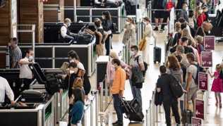 Fluggäste der Lufthansa sollten sich auf lange Wartezeiten beim Check-In einstellen Fluggäste der Lufthansa sollten sich auf lange Wartezeiten beim Check-In einstellen