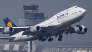 Ab dem 8. Juni gilt an Bord der Lufthansa eine Maskenpflicht. Nur in besonderen Fällen dürfen die Masken abgenommen werden Ab dem 8. Juni gilt an Bord der Lufthansa eine Maskenpflicht. Nur in besonderen Fällen dürfen die Masken abgenommen werden