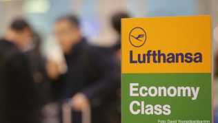 Auf Langstreckenflügen der Lufthansa entfällt in der Economy-Klasse künftig die zweite warme Mahlzeit Auf Langstreckenflügen der Lufthansa entfällt in der Economy-Klasse künftig die zweite warme Mahlzeit