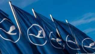 Fahnen mit dem Logo der Fluggesellschaft Lufthansa wehen auf dem Flughafen der Mainmetropole im Wind Fahnen mit dem Logo der Fluggesellschaft Lufthansa wehen auf dem Flughafen der Mainmetropole im Wind