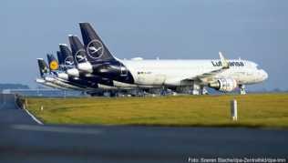 Wegen Corona sind weniger Flugzeuge in der Luft - und bei Lufthansa können die Kunden jetzt bis Ende Mai kostenlos beliebig oft umbuchen Wegen Corona sind weniger Flugzeuge in der Luft - und bei Lufthansa können die Kunden jetzt bis Ende Mai kostenlos beliebig oft umbuchen