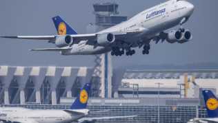 Die Lufthansa will künftig an Bord auf die Begrüßung «Damen und Herren» verzichten Die Lufthansa will künftig an Bord auf die Begrüßung «Damen und Herren» verzichten