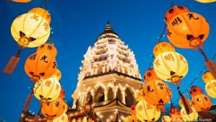 Der Buddha-Tempel Kek Lok Si ist eine der Sehenswürdigkeiten auf Penang - man sieht ihn auch vom Penang Hill aus. Der Buddha-Tempel Kek Lok Si ist eine der Sehenswürdigkeiten auf Penang - man sieht ihn auch vom Penang Hill aus.