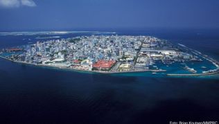 Eine Stadt mitten im Meer: Anflug auf Malé, die Hauptstadt der Malediven Eine Stadt mitten im Meer: Anflug auf Malé, die Hauptstadt der Malediven