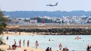Landeanflug auf Mallorca: Eine Reisewarnung gab es vor Corona hauptsächlich für Länder mit Kriegen und politischen Krisen Landeanflug auf Mallorca: Eine Reisewarnung gab es vor Corona hauptsächlich für Länder mit Kriegen und politischen Krisen