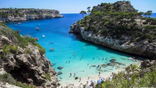 Wer Badeurlaub auf Mallorca macht, nimmt in der Regel das Flugzeug - ein Problem für das Klima Wer Badeurlaub auf Mallorca macht, nimmt in der Regel das Flugzeug - ein Problem für das Klima