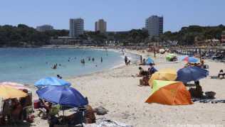 Eines der beliebtesten Urlaubsziele der Deutschen: Auf Mallorca wird eine Maskenpflicht erwartet - am Strand soll es aber Ausnahmen davon geben Eines der beliebtesten Urlaubsziele der Deutschen: Auf Mallorca wird eine Maskenpflicht erwartet - am Strand soll es aber Ausnahmen davon geben