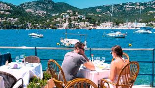 Lunch mit Blick auf die Villenhügel des schicken Port Andratx Lunch mit Blick auf die Villenhügel des schicken Port Andratx